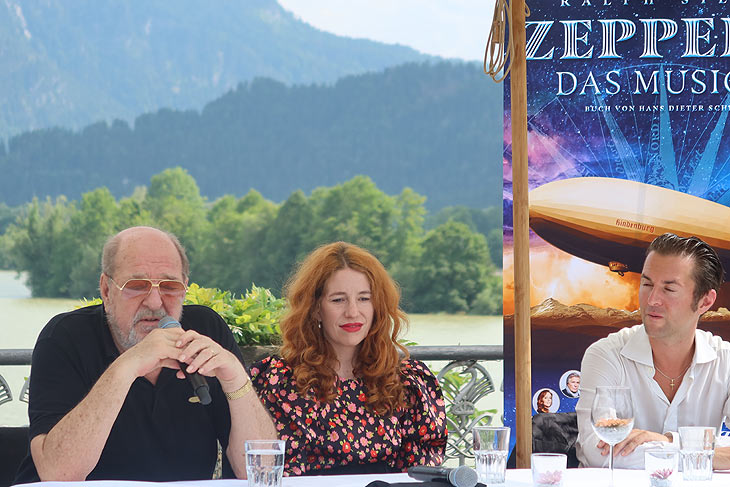  Ralph Siegel & Laura Siegel bei der Pressekonferenz Zeppelin am 20.07.2021 in Füssen (©Foto: Martin Schmitz)